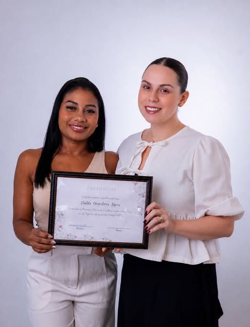 Luciana Duarte ao lado de aluna que segura o certificado do curso